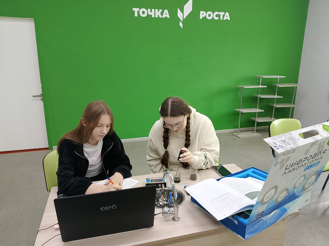 Ученицы 9 класса на занятии ВД  «В мире увлекательной химии»
