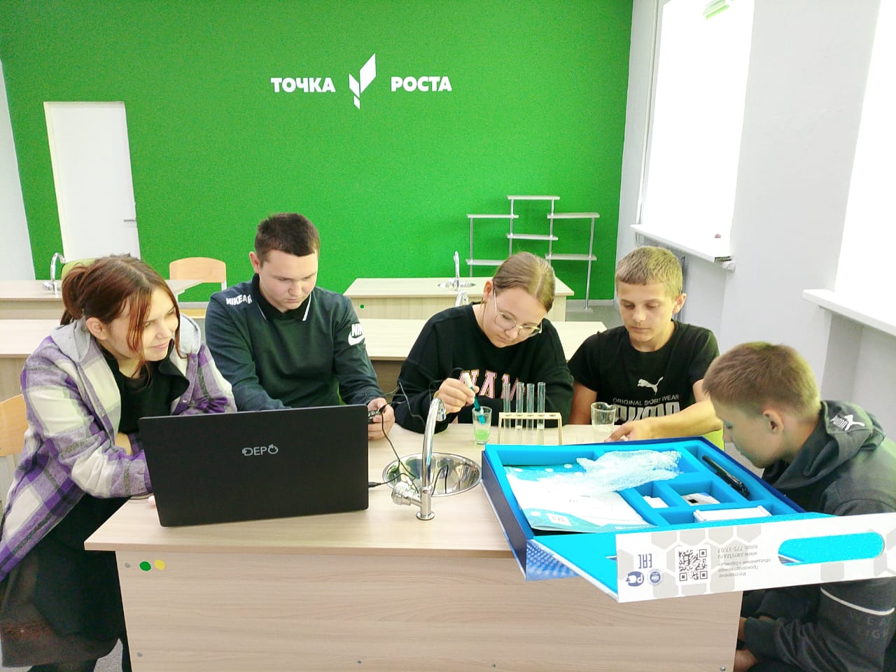 Учащиеся 8 класса на занятии кружка  «Практическая биология»