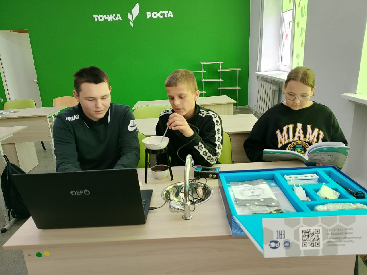Учащиеся 8 класса на занятии ВД  «В мире увлекательной химии»